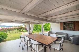 a dining room with a table and chairs at Villa Alba Baja Sardinia in Baja Sardinia