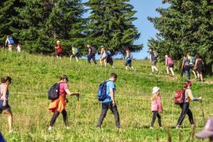 grupa ludzi wchodzących na wzgórze w obiekcie Belambra Clubs Les Saisies - Les Embrunes - Ski pass included w mieście Villard-sur-Doron