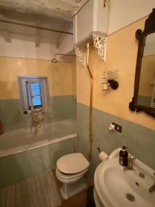 une salle de bains avec toilettes et lavabo dans l'établissement Wonderful Serena, à Coreglia Antelminelli 15 autres photos
