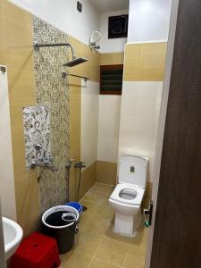 un piccolo bagno con servizi igienici e lavandino di Temple View Home Stay a Tiruvannāmalai
