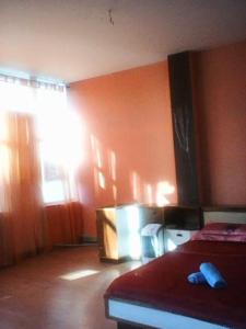 アテネにあるFrank Sinatra Apartmentのオレンジ色の壁のベッドルーム1室(ベッド1台付)
