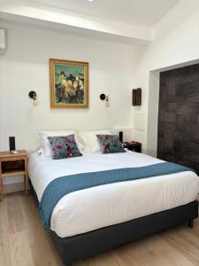 1 dormitorio con 1 cama grande en una habitación en L'Intemporel, en Saint-Cyr-sur-Mer