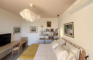 Le Dimore Rosse - Agriturismo的电视和/或娱乐中心
