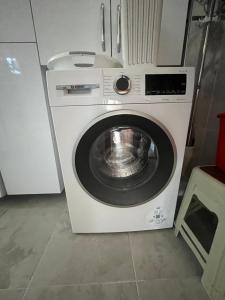 - Lavadora y secadora en una habitación pequeña en 15 minutes to istanbul airport en Arnavutköy