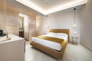 une chambre avec un grand lit et une salle de bain dans l'établissement Dimora Guidi Tordini, à Grottammare