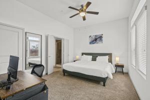 Postel nebo postele na pokoji v ubytování Austin Luxury 2BR 2B with Pool & FREE Parking