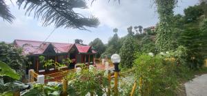 una casa al lado de una colina con plantas en Himalayan paradise en Mukteswar