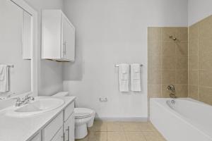 Koupelna v ubytování Austin Luxury 2BR 2B with Pool & FREE Parking