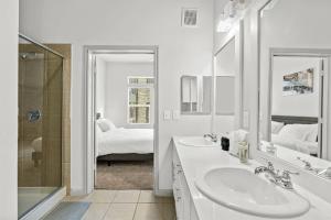 Postel nebo postele na pokoji v ubytování Austin Luxury 2BR 2B with Pool & FREE Parking