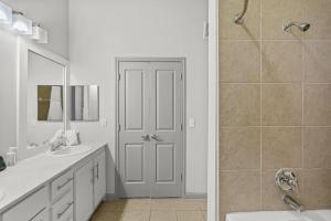 Koupelna v ubytování Austin Luxury 2BR 2B with Pool & FREE Parking