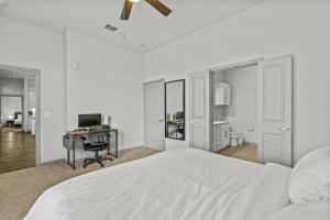 Postel nebo postele na pokoji v ubytování Austin Luxury 2BR 2B with Pool & FREE Parking