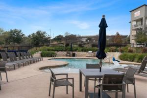 Bazén v ubytování Austin Luxury 2BR 2B with Pool & FREE Parking nebo v jeho okolí