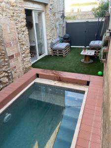 una piscina en el patio trasero de una casa en Cal Tomaset en Las Cabanyas