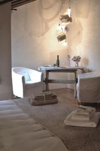 a room with a bed and a table and a chair at B&B Il Posto delle Rose in Almenno San Salvatore