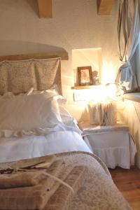a bedroom with a white bed and a lamp at B&B Il Posto delle Rose in Almenno San Salvatore