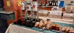una mostra di pane e bottiglie di vino su un tavolo di Felix Hotel a Montecchio Maggiore