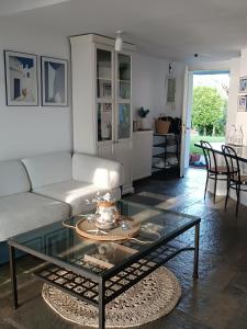 Una sala de estar con un sofá y una mesa de cristal. en BY FAR THE BEST VIEW IN SANI RESORT!, en Sani Beach