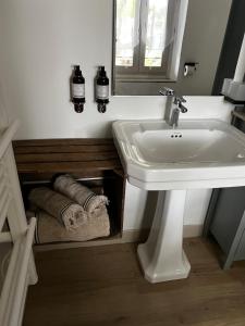 y baño con lavabo, espejo y toallas. en L'Intemporel, en Saint-Cyr-sur-Mer