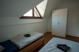 チャテジ・オプ・サヴィにあるApartment 67 Ana, Terme Čatežのベッド2台と窓のある寝室