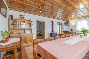 Dragatuš的住宿－Vineyard Homestead Vrtin - Happy Rentals，一间带两张桌子的用餐室和一间厨房