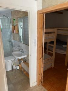 Las Cabanyas的住宿－Cal Tomaset，一间带水槽和一张双层床的浴室