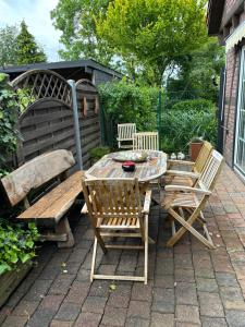 a table and chairs and a bench on a patio at Gemütliches Landhaus in ruhiger Lage. in Moringen