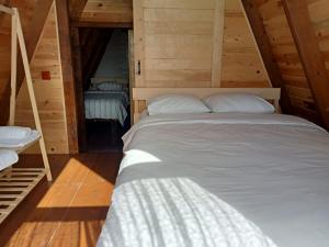 sypialnia z dużym łóżkiem w drewnianym domku w obiekcie Tenora w mieście Rize