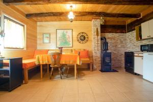 una cucina e una sala da pranzo con tavolo e sedie di Kuća za odmor Slunjčica a Slunj