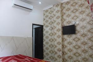 a room with a wall with a tv on a wall at Hotel Heritage High in Udaipur