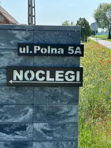 a sign that reads on a wall at SUNRISE Apartamenty in Chocicza