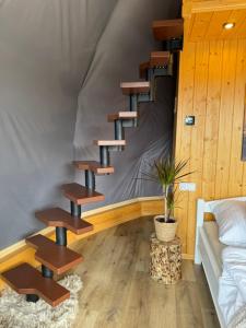 una scala a chiocciola in una camera con divano di Tatra Glamp Tarasówka a Poronin