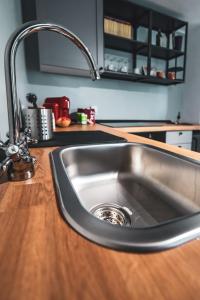 eine Spüle aus rostfreiem Stahl in einer Küche in der Unterkunft Casina Carina in Alatri