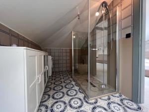 bagno con doccia e pavimento piastrellato di Mansarda Romantica a Rapallo