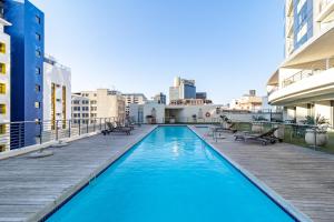 Πισίνα στο ή κοντά στο 2 bedroom unit in Cape Town City Centre