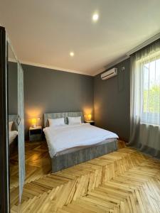 una camera da letto con un letto grande e una finestra di Shanshe a Gurjaani