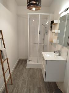 un bagno con doccia e lavandino di Gîte "Le Para" en plein centre de Ste Mère Église a Sainte-Mère-Église