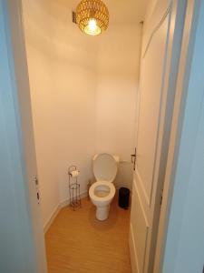 bagno con servizi igienici e luce di Gîte "Le Para" en plein centre de Ste Mère Église a Sainte-Mère-Église Altre 7 foto