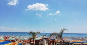 - une plage avec de nombreux parasols et l'océan dans l'établissement Lido Venere Affittacamere, à Métaponte