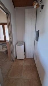 a small room with a washer and dryer at Villa DEA in Aglientu