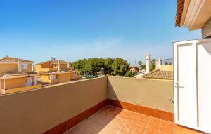 ein Balkon mit Blick auf die Stadt in der Unterkunft 3 Bedroom Nice Home In Santa Pola in Santa Pola