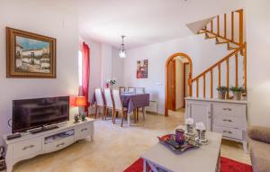 ein Wohnzimmer mit einem TV und einem Esszimmer in der Unterkunft 3 Bedroom Nice Home In Santa Pola in Santa Pola