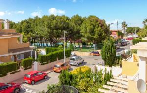 eine Stadtstraße mit auf einem Parkplatz geparkten Autos in der Unterkunft 3 Bedroom Nice Home In Santa Pola in Santa Pola + 20 Fotos