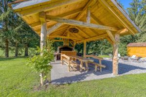 Um jardim no exterior de Bajsova domačija