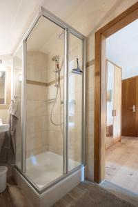 ein Bad mit einer Dusche und einer Glastür in der Unterkunft Leindlhof in Kössen