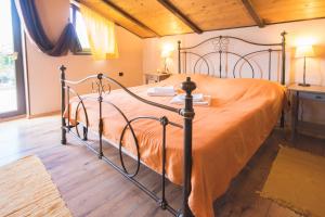 een slaapkamer met een bed met een oranje sprei bij Villa Loreta, a beautiful and cozy villa minutes away from the sea in Raša +12 foto's