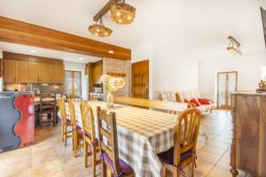 cocina y sala de estar con mesa y sillas en Casa ponet, en Solsona