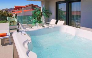 Bazén v ubytování Amazing Apartment In Mandre With Wifi nebo v jeho okolí