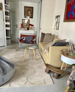 - un salon avec un canapé et une table dans l'établissement 2 pièces terrasse au cœur de St Ouen proche sites JO, tout confort free WIFI, à Saint-Ouen