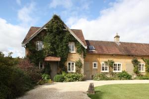 BruernにあるEpsom Cottageの蔦の古石造りの家