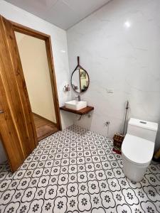 a bathroom with a toilet and a mirror at Hòa Hoa Villa in Yên Ha +10 photos